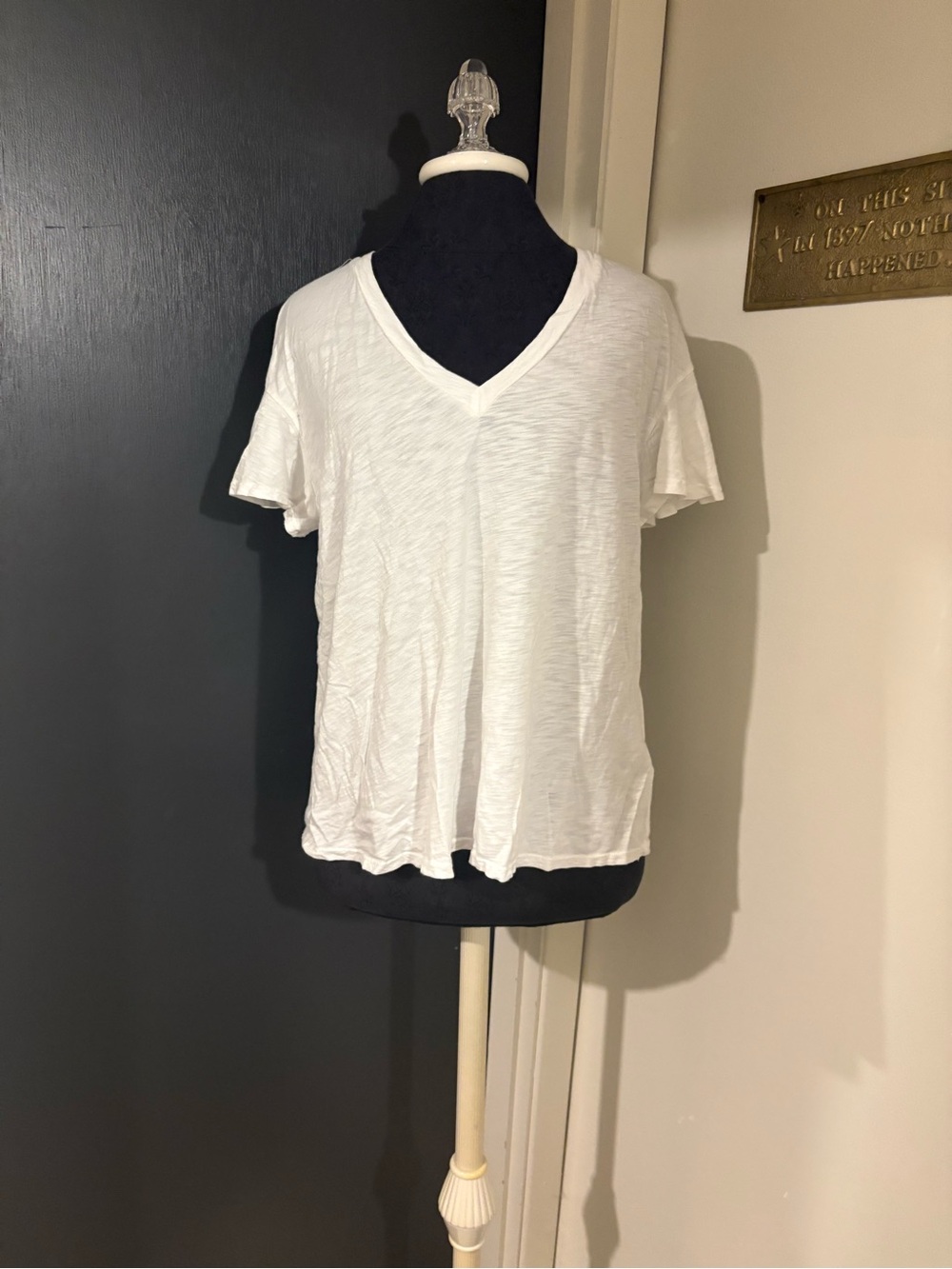 Anthropologie t.la White Lightweight V-Neck Tee in Cotton Blend 💜